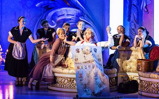 Center L-R: Paula Murrihy (Octavian as Mariandel), Matthew Rose (Baron Ochs), the Santa Fe Opera chorus, photo by Curtis Brown for the Santa Fe Opera